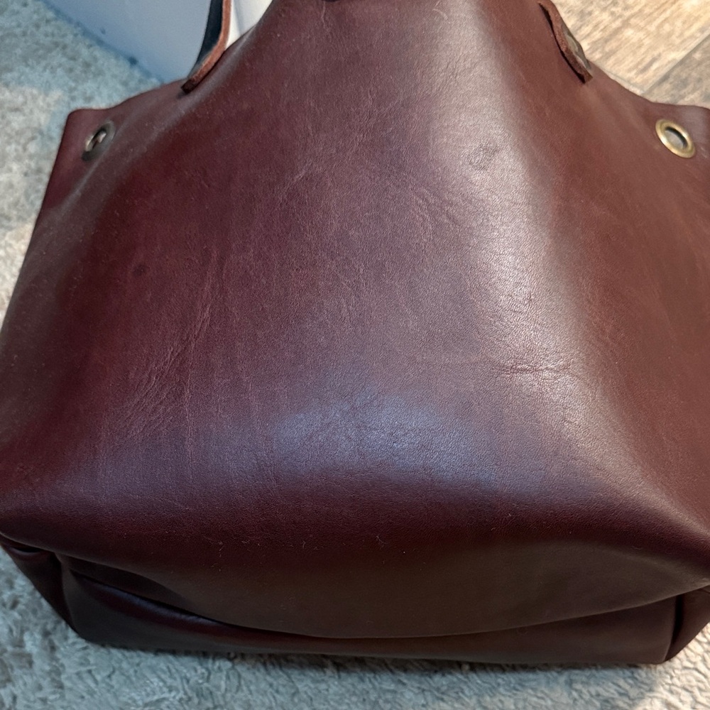 Elegant Brown Leather Tote Bag - Picture 4 of 4
